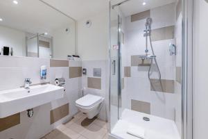 波尔多MEININGER Hotel Bordeaux Gare Saint-Jean的带淋浴、马桶和水槽的浴室 更多37张照片