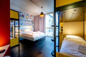 波尔多MEININGER Hotel Bordeaux Gare Saint-Jean的一间卧室配有两张双层床。