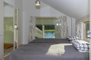 um quarto com uma cama e uma grande janela em Strandby Villas Käringsund em Eckerö