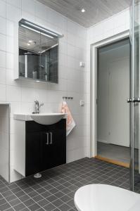 Kylpyhuone majoituspaikassa Strandby Villas Käringsund