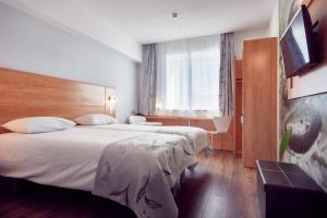 Postel nebo postele na pokoji v ubytování MyContinental Sibiu