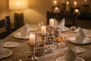 Lamrin Boutique Cottages, Rishikesh في ريشيكيش: طاولة عليها شماعات وصحون وصحون