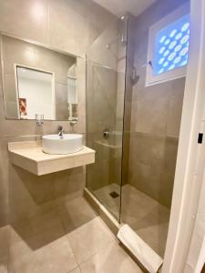 Ένα μπάνιο στο Hotel Puerta del Sol Pinamar