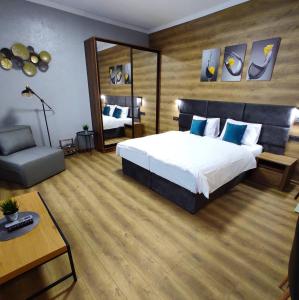 En eller flere senge i et værelse på Apart Club Tolstogo + 27 billeder