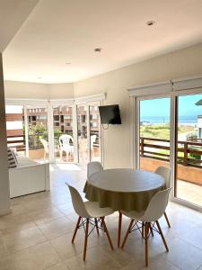 Μια τηλεόραση ή/και κέντρο ψυχαγωγίας στο Hotel Puerta del Sol Pinamar