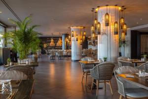 Un restaurante u otro lugar para comer en Hotel Faro, a Lopesan Collection Hotel - Adults Only