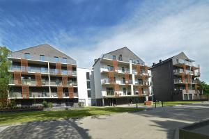 dwa wysokie budynki apartamentowe obok siebie w obiekcie LAGUNA Apartament Polanica Residence 20 w Polanicy Zdroju