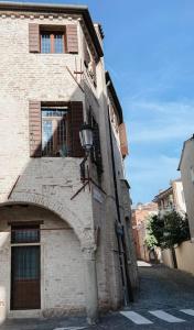 un edificio con un arco sul lato di una strada di Casa Locatelli - Apartment Deluxe & Suite a Padova