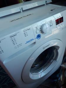 een witte wasmachine met een wasmachine bij Sárkány Lak in Diósd