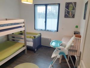 Ένα ή περισσότερα κρεβάτια σε δωμάτιο στο ViLLA NEUVE 115m2 ,TOUT CONFORT AVEC PiSCiNE Chauffée-JARDiNET BASSiN ARCACHON +37 φωτογραφίες