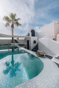Bazén v ubytování Opera Mansion Santorini nebo v jeho okolí