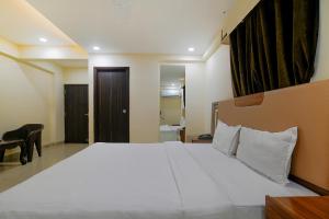 Tempat tidur dalam kamar di FabHotel Imperial Regency