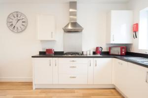 A kitchen or kitchenette at Lysander House - Modern, 4-Bed House, near Alton Towers