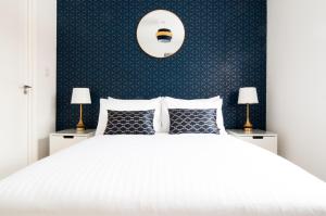 Säng eller sängar i ett rum på Lysander House - Modern, 4-Bed House, near Alton Towers