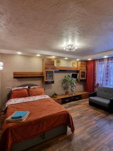 En eller flere senge i et værelse på Margo-Apartament