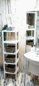 Łazienka z białą półką obok umywalki w obiekcie Atico con Terraza, Plaza América w mieście Vigo