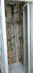 prysznic w łazience ze ścianą marmurową w obiekcie Atico con Terraza, Plaza América w mieście Vigo +21 zdjęć