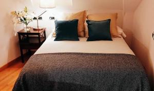 sypialnia z łóżkiem z 2 poduszkami i stołem w obiekcie Atico con Terraza, Plaza América w mieście Vigo