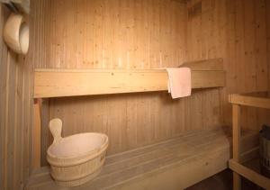 a wooden sauna with a bucket and a towel at Loch Rannoch Highland Club in Kinloch Rannoch