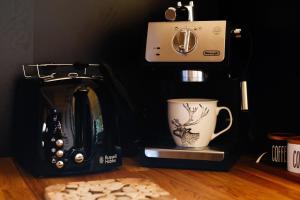 Příslušenství pro přípravu čaje a kávy v ubytování Domek Leśny