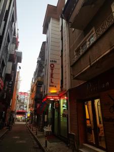 eine leere Straße in einer Stadt mit Gebäuden in der Unterkunft ADOR TROIA HOTEL in Canakkale