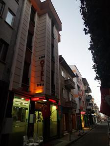budynek z napisem na ulicy w obiekcie ADOR TROIA HOTEL w mieście Çanakkale