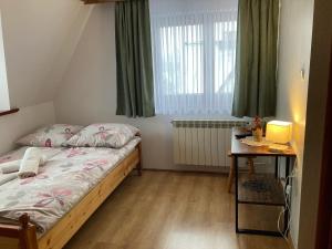 Posteľ alebo postele v izbe v ubytovaní Willa Dziubas z jacuzzi & sauną