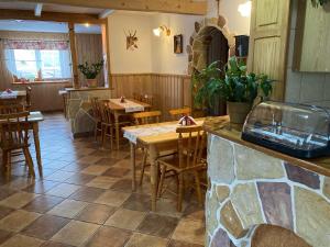 Reštaurácia alebo iné gastronomické zariadenie v ubytovaní Willa Dziubas z jacuzzi & sauną