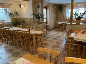 Reštaurácia alebo iné gastronomické zariadenie v ubytovaní Willa Dziubas z jacuzzi & sauną