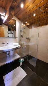 A bathroom at Haus Elfi
