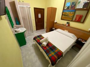Säng eller sängar i ett rum på Hostal Alvarez