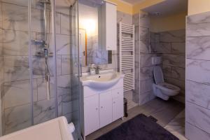 Un baño con lavabo, ducha e inodoro. en Bled Honey Bee Apartment, en Bled 55 fotos más
