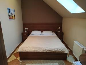 ヤンタルヌイにあるHotel Aquamarineの小さなベッドルーム(ベッド1台付)が備わる屋根裏部屋です。