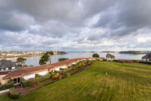 - une vue aérienne sur une maison avec une grande cour dans l'établissement HEOL - appartement 2 chambres - vue mer et parking, à Dinard