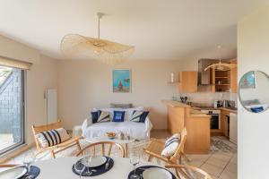 uma sala de estar com uma cama e uma cozinha em HEOL - appartement 2 chambres - vue mer et parking em Dinard