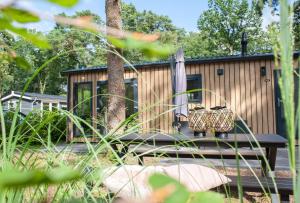 una cabina di legno con due cesti sulla parte anteriore di Lodge Eik Nunspeet Veluwe a Nunspeet