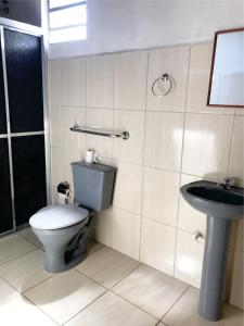 un baño con inodoro y lavabo en Hotel Fazenda Bandeirantes, en Ibiúna
