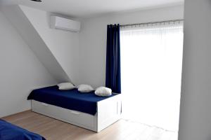 Un pat sau paturi într-o cameră la Dwa Widoki Apartamenty