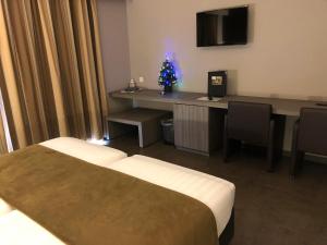 a hotel room with a christmas tree on a desk at Hotel Gemeente Huis in Nieuwpoort