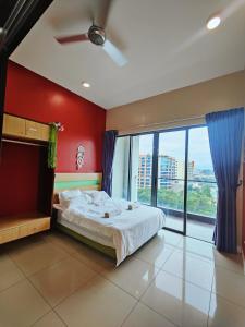 Un dormitorio con una cama y una ventana grande. en Mari Mari Homestay - IMAGO THE LOFT, en Kota Kinabalu 291 fotos más