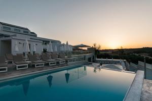 Bazén v ubytování Tesoro Hotel Zakynthos nebo v jeho okolí