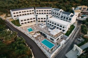Bazén v ubytování Tesoro Hotel Zakynthos nebo v jeho okolí