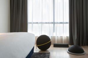 Postel nebo postele na pokoji v ubytování voco Milan-Fiere by IHG