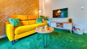 Televízia a/alebo spoločenská miestnosť v ubytovaní Apartamenty VIP Centrum - Wczasowa 17 by Royal Aparts