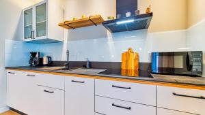 Kuchyňa alebo kuchynka v ubytovaní Apartamenty VIP Centrum - Wczasowa 17 by Royal Aparts