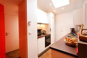uma cozinha com uma tigela de fruta no balcão em Studio La Savoyarde - Vision Luxe em Menthon-Saint-Bernard