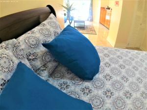 Ένα ή περισσότερα κρεβάτια σε δωμάτιο στο Toraille Waterfall Poolside Apartment