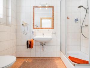 W łazience znajduje się umywalka, prysznic i lustro. w obiekcie Tatte - Apartments w Solden