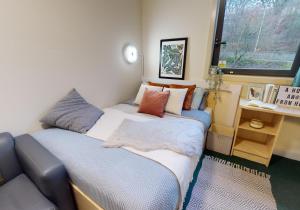 una piccola camera con letto e finestra di Stylish Private Bedroom at Parker House in Dundee City Centre a Dundee