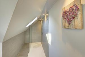 a bathroom with a glass shower and a painting on the wall at Tunlaw Cottage in Kineton +26 photos